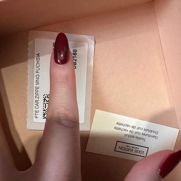 LV zipped card holder with a beautiful dark fuscia trim - Picture 6 of 6